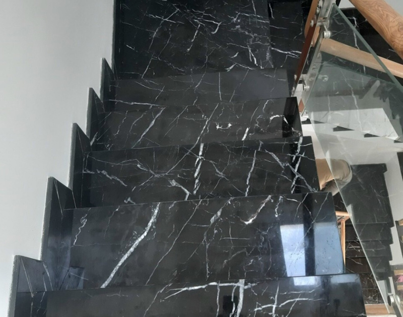 Cầu thang đá hoa cương negro marquina