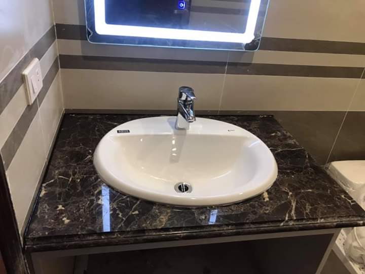 Thi công chậu lavabo đá nâu tây ban nha đậm