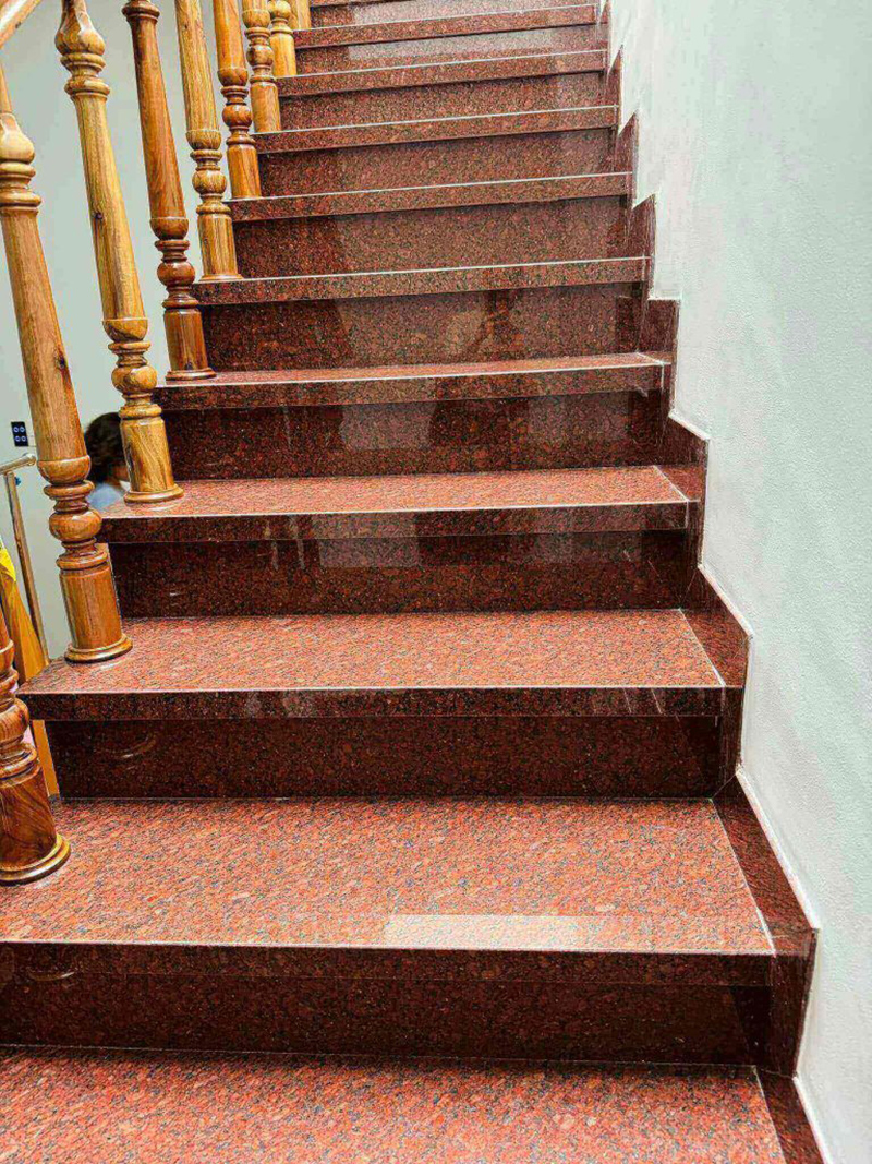 Cầu thang đá granite màu đỏ