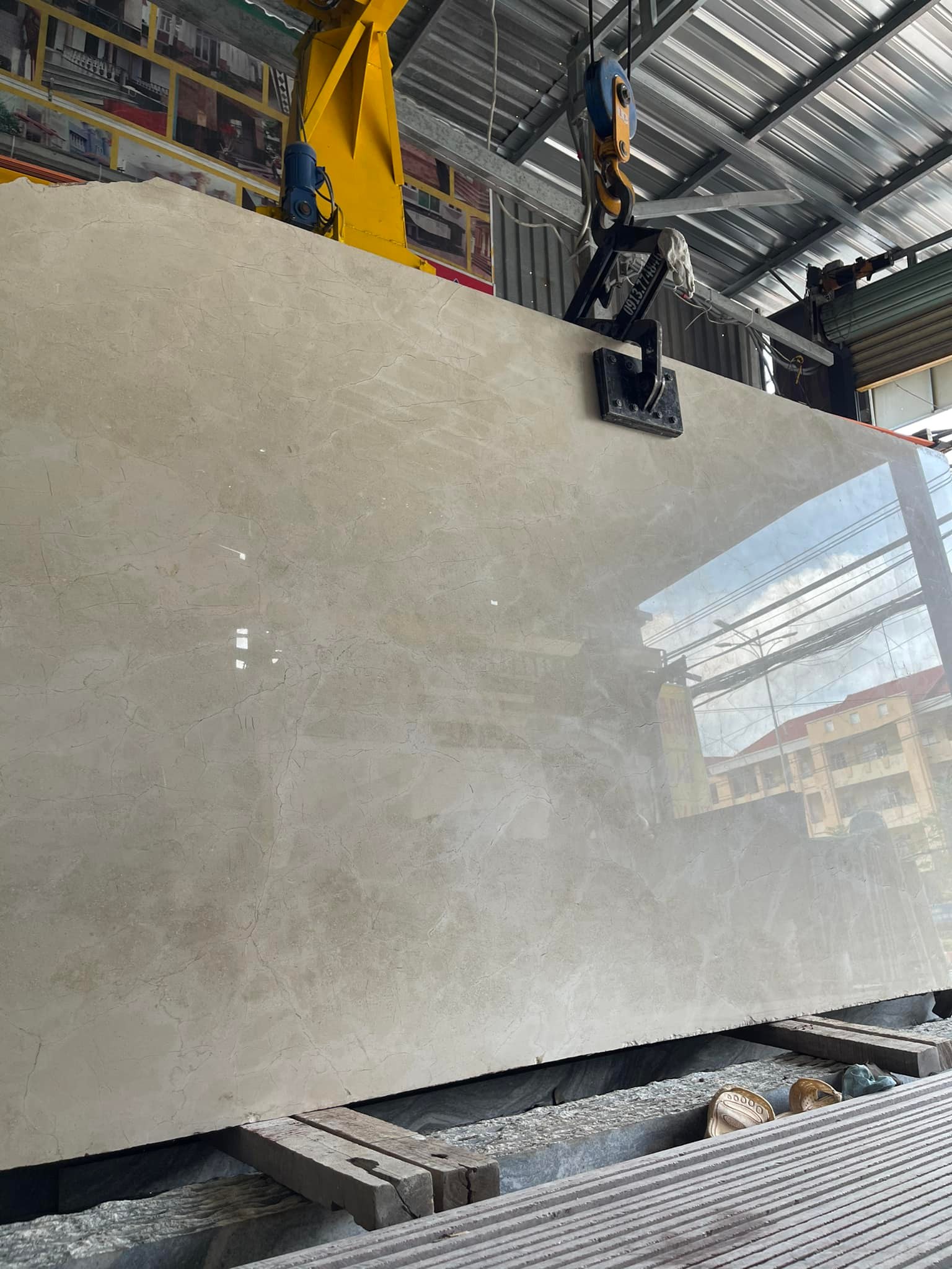 Đá Marble Crema Marfil 2025 – Báo Giá Thi Công Ốp Bếp, Cầu Thang, Mặt Tiền, Lavabo Mới Nhất