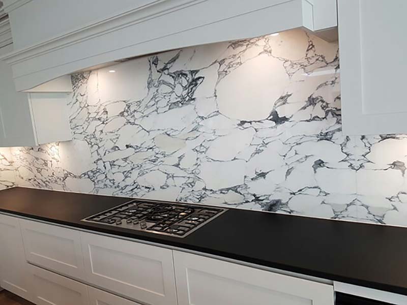 Đá lamar trắng arabescato ốp tường bếp