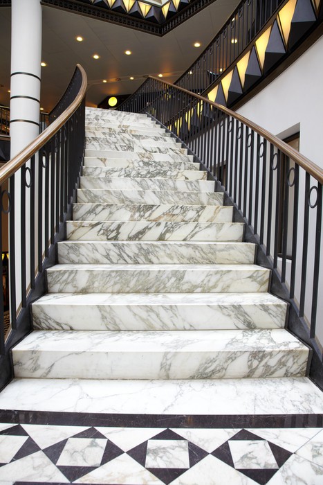 Cầu thang ốp đá marble trắng volakas