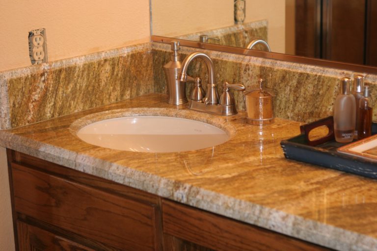 Mặt lavabo đá granite vàng hoàng gia