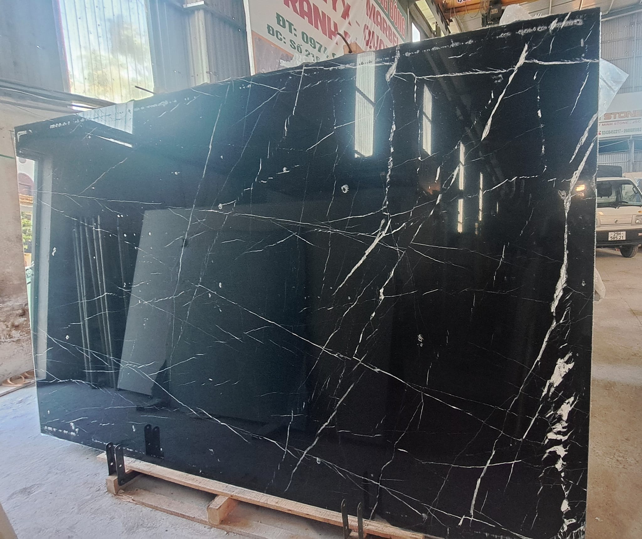 Thi Công Đá Đen Tia Chớp Ốp Quầy Bar, Cầu Thang, Lavabo – Báo Giá Tốt 2025
