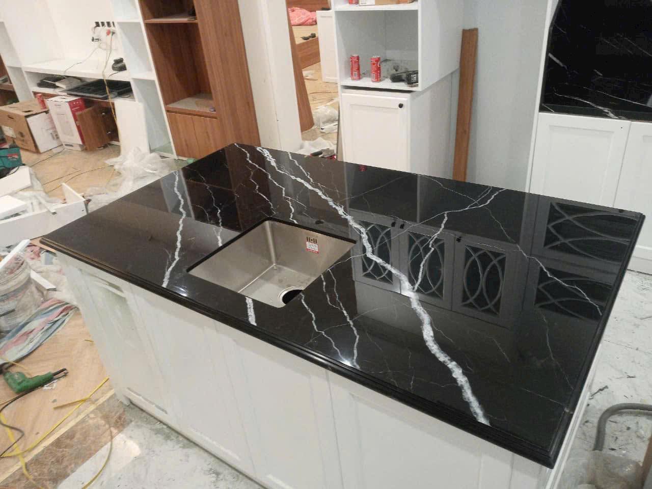 Thi Công Đá Đen Tia Chớp Ốp  Bếp Quầy Bar, Cầu Thang, Lavabo – Báo Giá Tốt 2025
