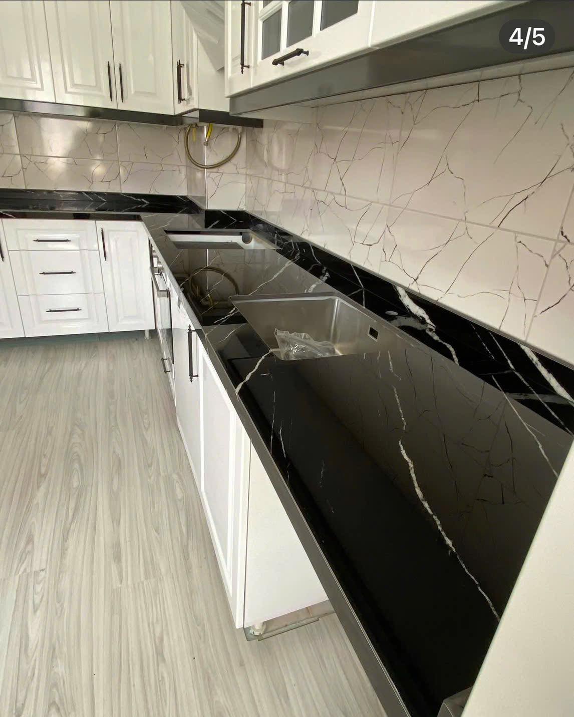 Thi Công Đá Đen Tia Chớp Ốp  Bếp Quầy Bar, Cầu Thang, Lavabo – Báo Giá Tốt 2025