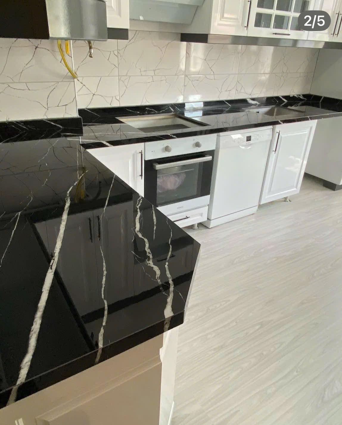 Thi Công Đá Đen Tia Chớp Ốp  Bếp Quầy Bar, Cầu Thang, Lavabo – Báo Giá Tốt 2025