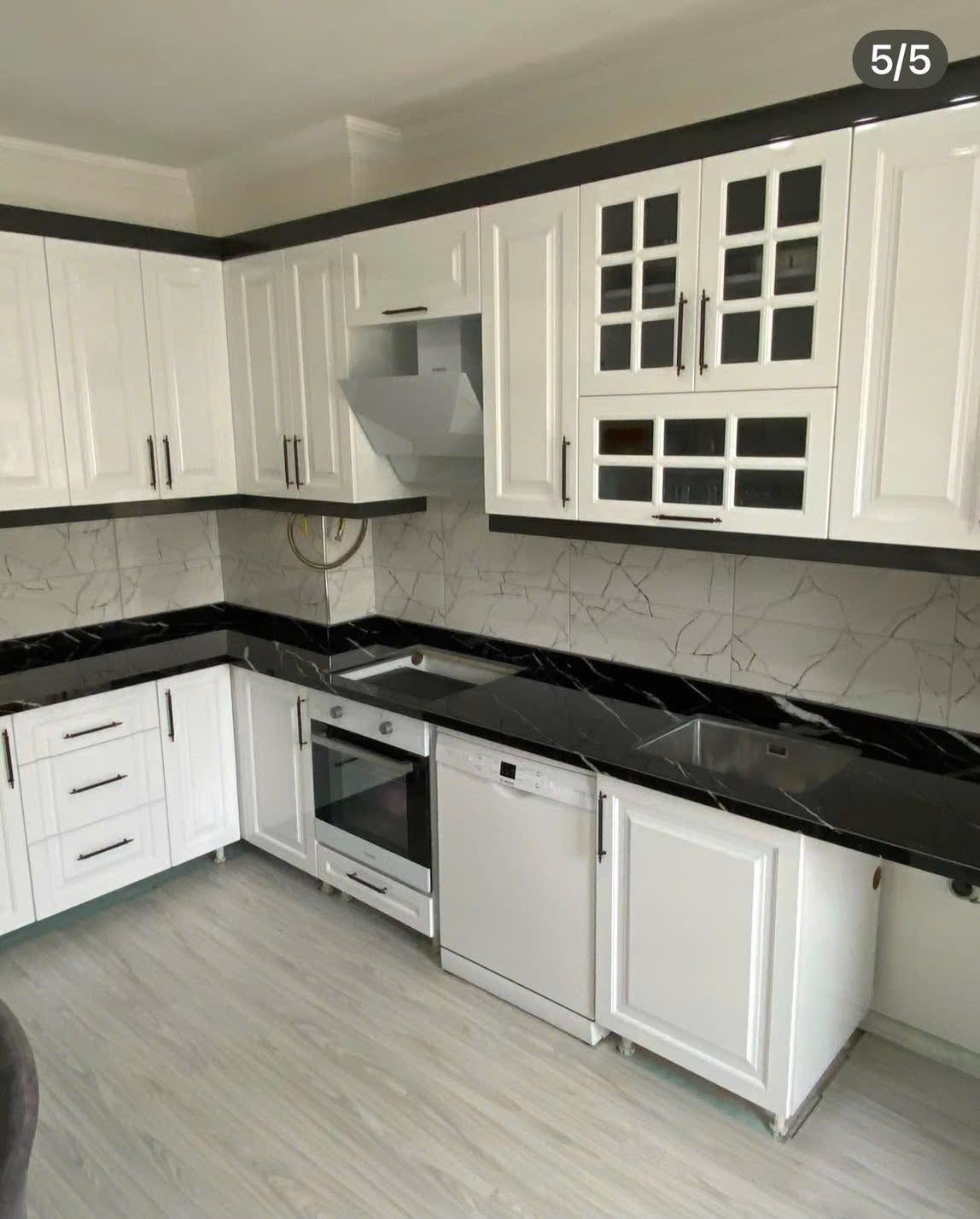 Thi Công Đá Đen Tia Chớp Ốp  Bếp Quầy Bar, Cầu Thang, Lavabo – Báo Giá Tốt 2025