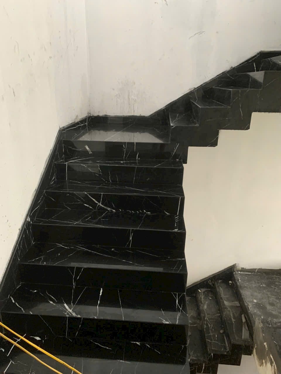 Thi Công Đá Đen Tia Chớp Ốp Quầy Bar, Cầu Thang, Lavabo – Báo Giá Tốt 2025