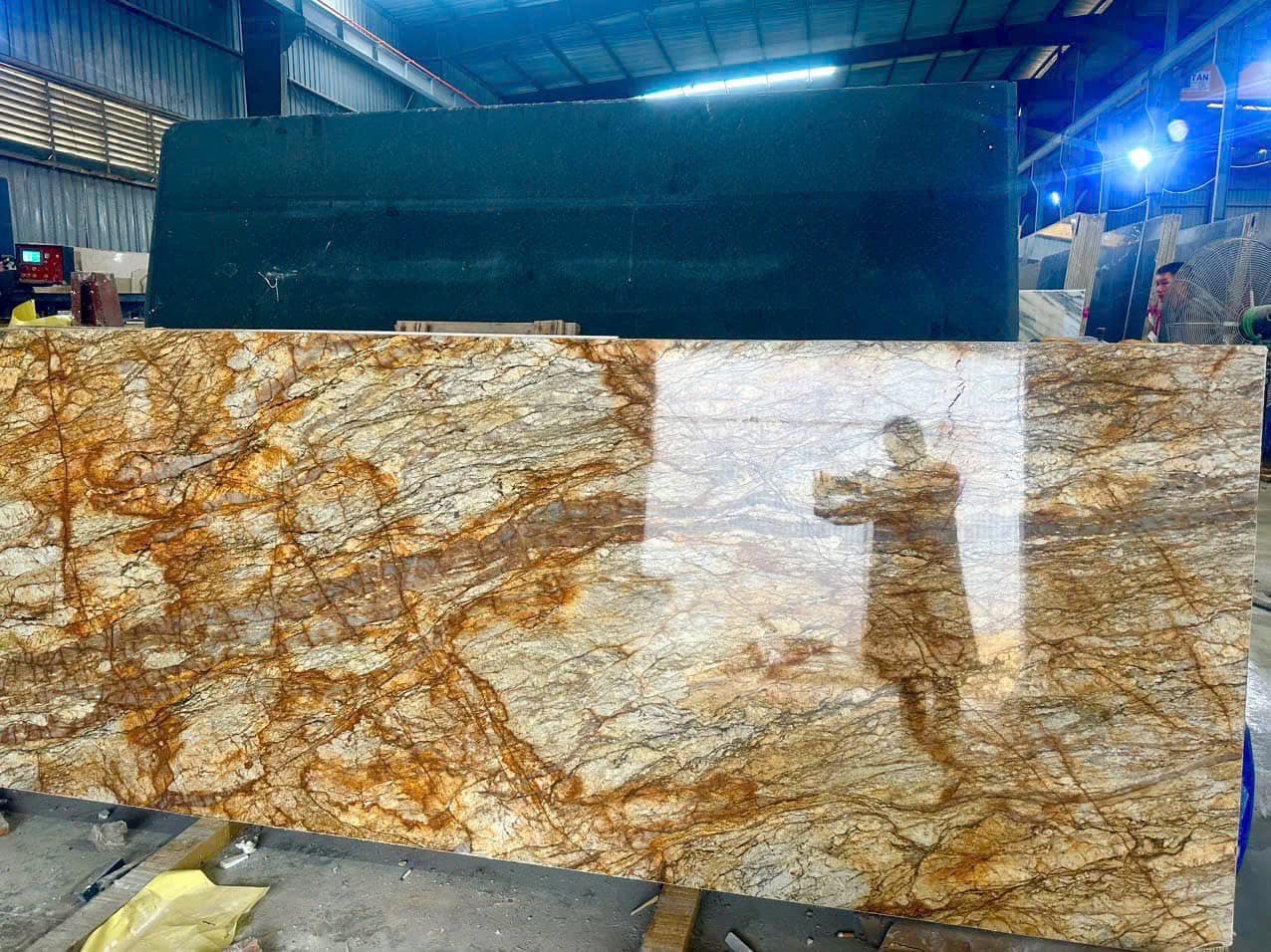 Đá Granite Golden Storm – Ốp Bếp, Cầu Thang, Quầy Bar