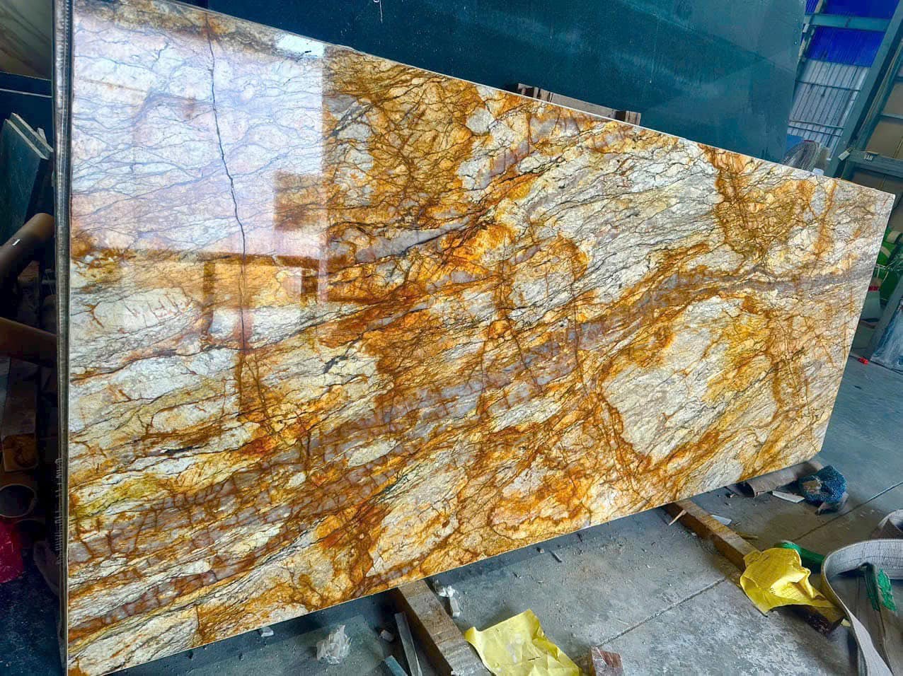 Đá Granite Golden Storm – Ốp Bếp, Cầu Thang, Quầy Bar