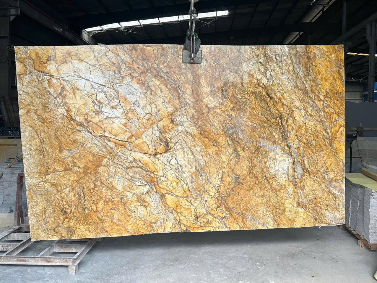 Đá Granite Golden Storm – Ốp Bếp, Cầu Thang, Quầy Bar