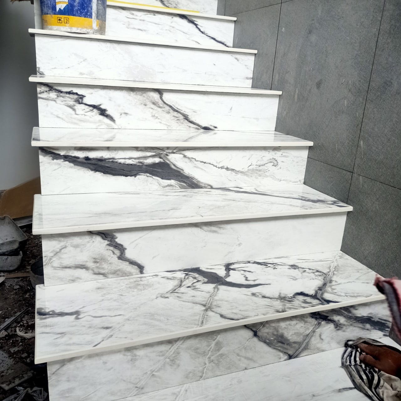 Đá Lamar Modern Statuario Ốp Cầu Thang