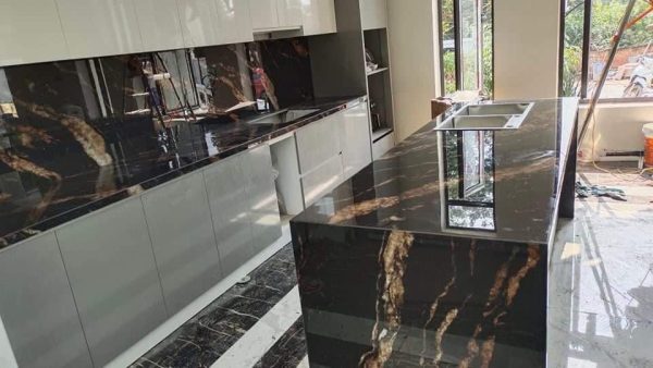 Báo Giá Đá Lamar Sahara Noir Ốp Bàn Bếp, Quầy Bar, Bàn Đảo Bếp Đẹp Sang Trọng 2025