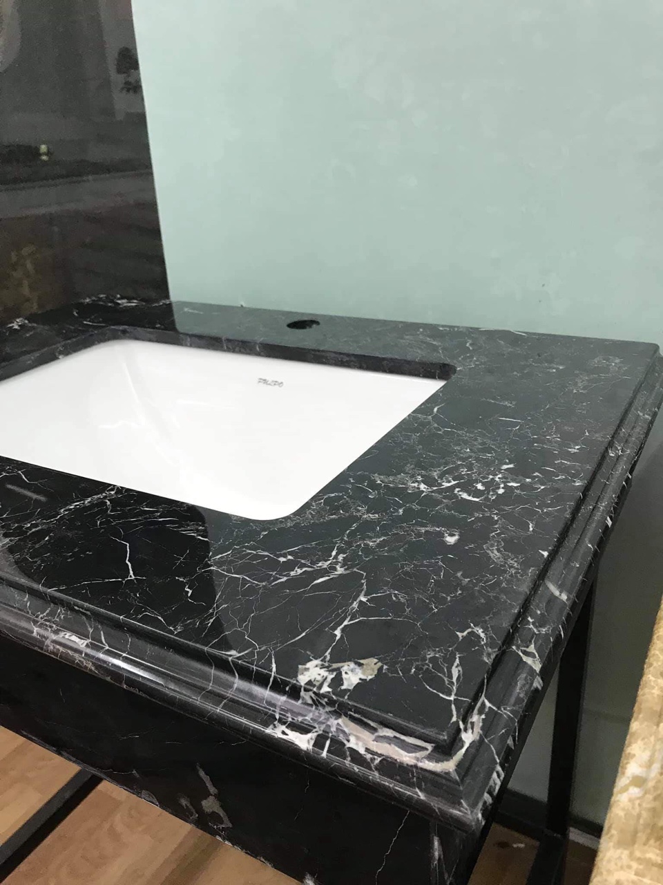 Mặt lavabo đá đen tia chớp